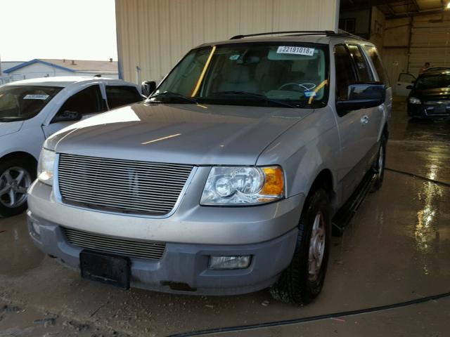 1FMRU15W13LB73636 - 2003 FORD EXPEDITION SILVER photo 2