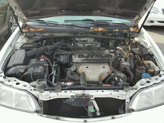 19UYA1151VL009653 - 1997 ACURA 2.2CL WHITE photo 7