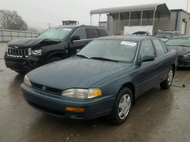 4T1BF12K1TU873566 - 1996 TOYOTA CAMRY LE GREEN photo 2