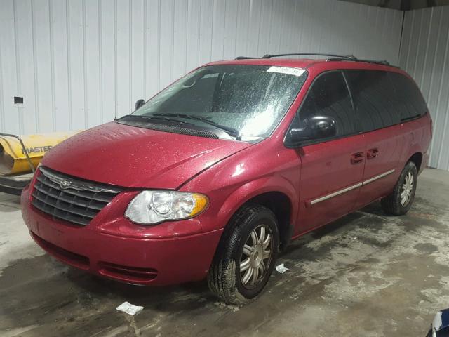 2C4GP54L55R467228 - 2005 CHRYSLER TOWN & COU MAROON photo 2