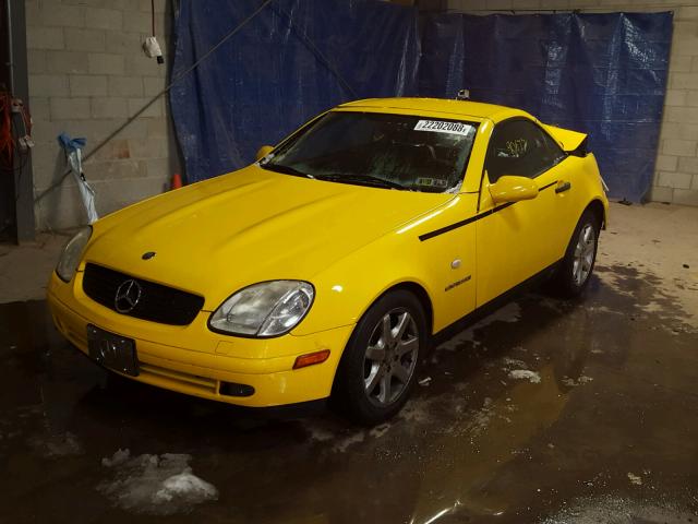 WDBKK47F3WF016590 - 1998 MERCEDES-BENZ SLK 230 KO GOLD photo 2