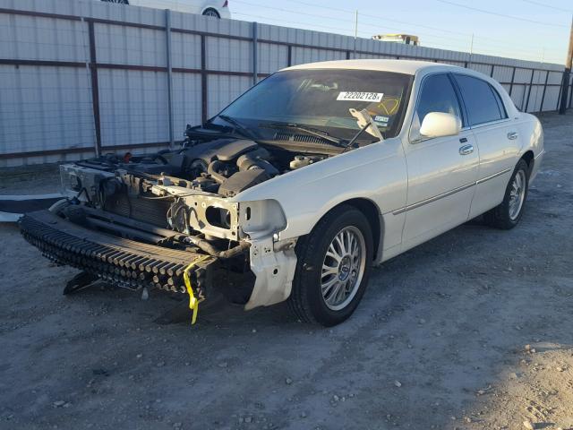 1LNHM83W44Y677660 - 2004 LINCOLN TOWN CAR U WHITE photo 2