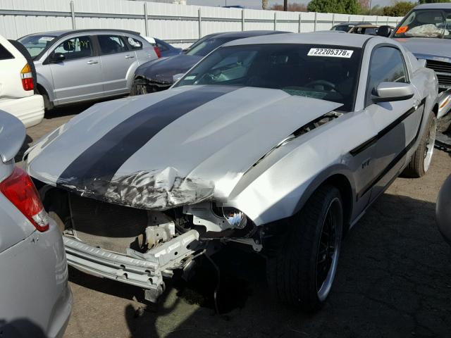 1ZVBP8CH9A5100426 - 2010 FORD MUSTANG GT SILVER photo 2