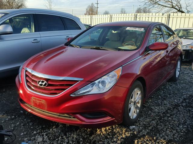 5NPEB4AC1DH699020 - 2013 HYUNDAI SONATA GLS RED photo 2