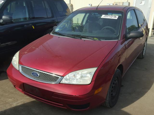 3FAFP31NX5R113873 - 2005 FORD FOCUS ZX3 RED photo 2