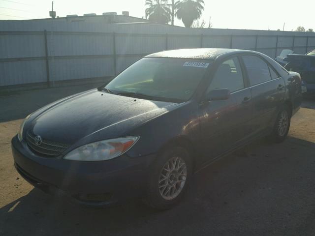 JTDBE32KX20103858 - 2002 TOYOTA CAMRY LE ლურჯი ფოტო 2