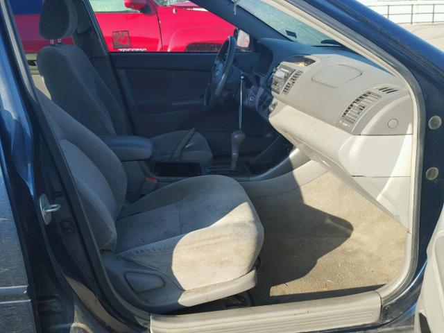 JTDBE32KX20103858 - 2002 TOYOTA CAMRY LE ლურჯი ფოტო 5