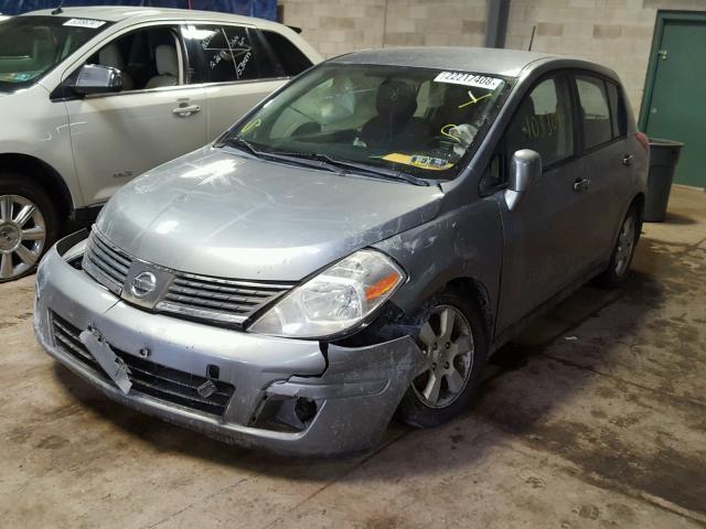 3N1BC13E17L410142 - 2007 NISSAN VERSA S GRAY photo 2