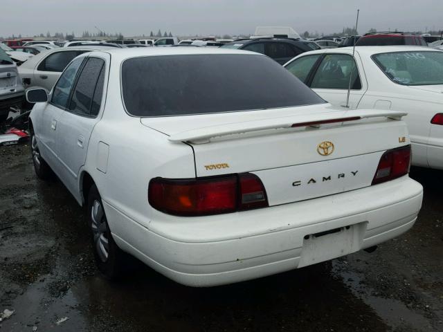 JT2BG12K1T0339582 - 1996 TOYOTA CAMRY DX WHITE photo 3