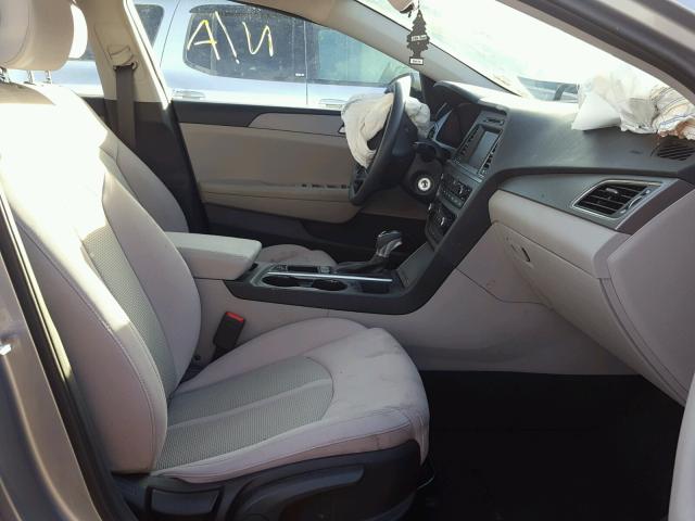 5NPE24AF0HH483658 - 2017 HYUNDAI SONATA SE SILVER photo 5