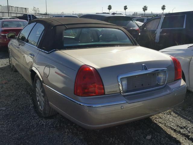 1LNHM81W04Y626997 - 2004 LINCOLN TOWN CAR E GOLD photo 3