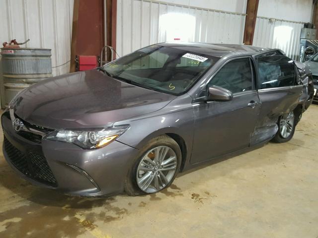 4T1BF1FK2HU390167 - 2017 TOYOTA CAMRY LE GRAY photo 2