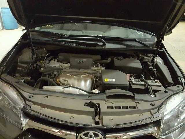 4T1BF1FK2HU390167 - 2017 TOYOTA CAMRY LE GRAY photo 7