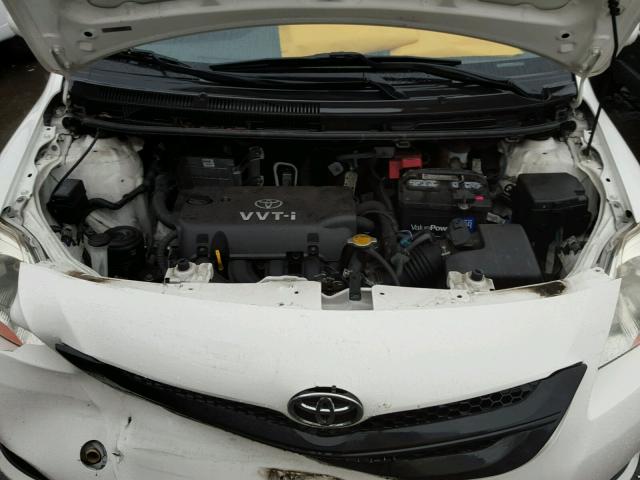 JTDBT923271082569 - 2007 TOYOTA YARIS WHITE photo 7