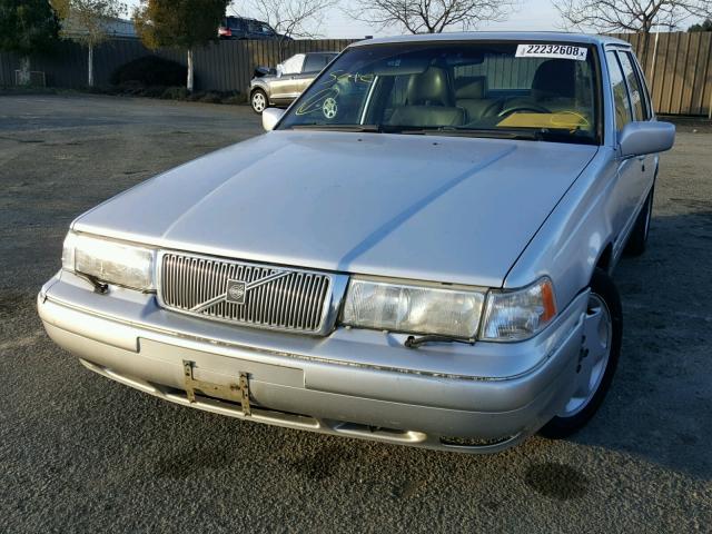 YV1KS9605W1128326 - 1998 VOLVO S90 Srebrny zdjęcie 2
