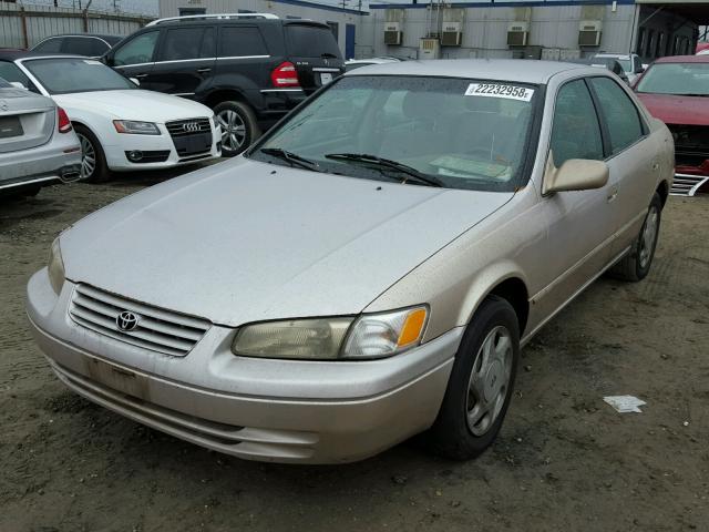 4T1BF22K9VU911358 - 1997 TOYOTA CAMRY CE GOLD photo 2