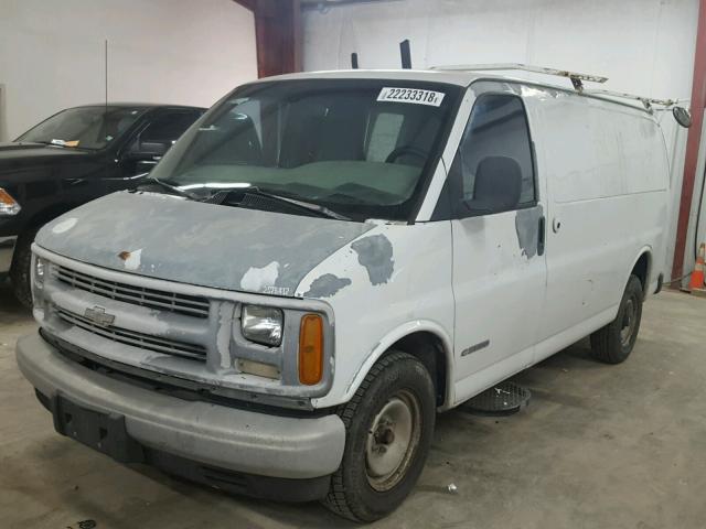 1GCFG25W111171219 - 2001 CHEVROLET EXPRESS G2 WHITE photo 2