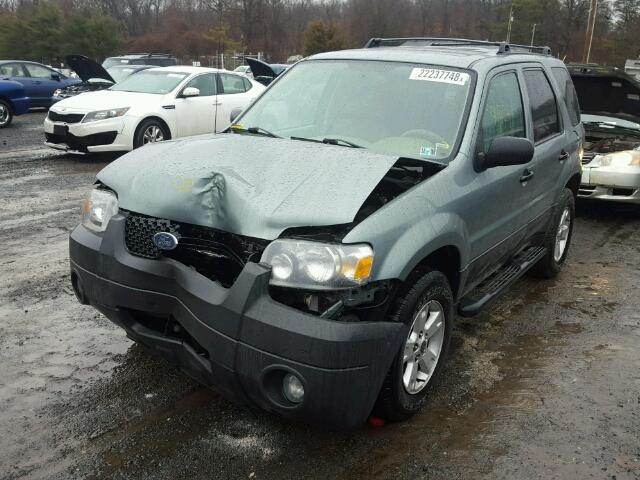 1FMYU03145KA71947 - 2005 FORD ESCAPE XLT GREEN photo 2