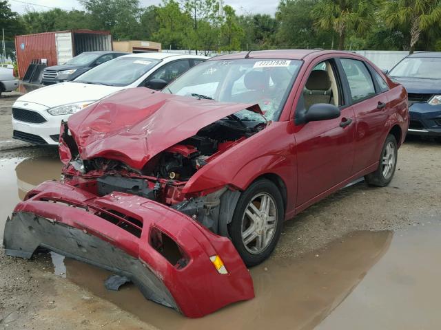 1FAFP34N75W166765 - 2005 FORD FOCUS ZX4 RED photo 2