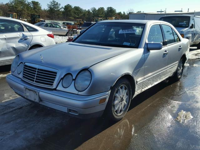 WDBJF55F5VA430152 - 1997 MERCEDES-BENZ E320 SILVER photo 2