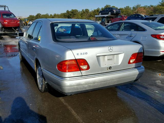 WDBJF55F5VA430152 - 1997 MERCEDES-BENZ E320 SILVER photo 3