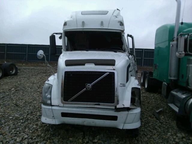 4V4NC9GH26N400879 - 2006 VOLVO VN VNL WHITE photo 9