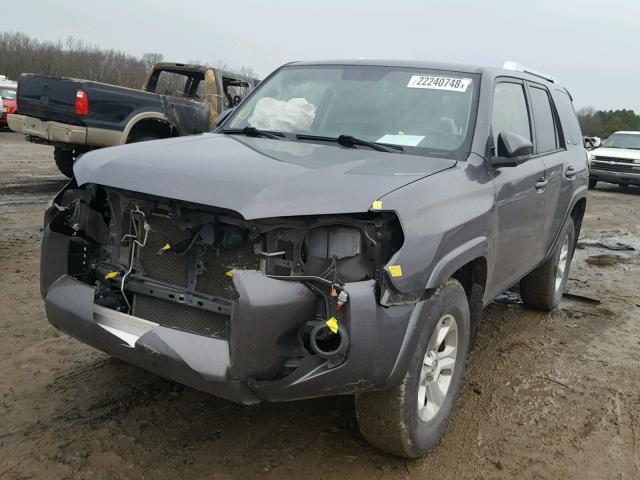 JTEZU5JR6F5102769 - 2015 TOYOTA 4RUNNER SR GRAY photo 2