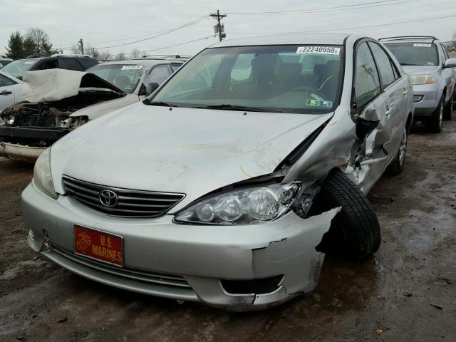 JTDBE32K853026622 - 2005 TOYOTA CAMRY LE SILVER photo 2