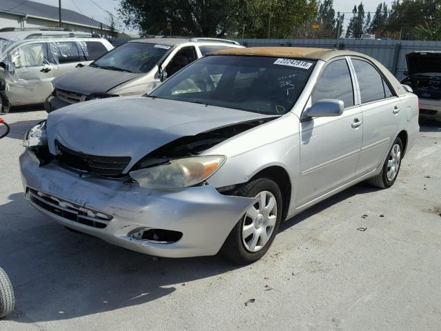 4T1BE32K52U096273 - 2002 TOYOTA CAMRY LE SILVER photo 2