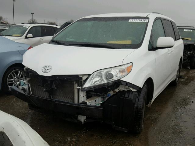 5TDKK3DCXES494669 - 2014 TOYOTA SIENNA LE WHITE photo 2