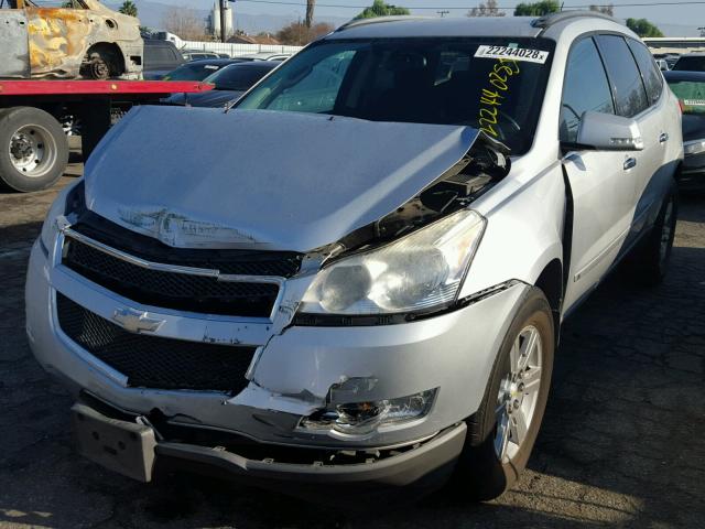 1GNLRFEDXAS144976 - 2010 CHEVROLET TRAVERSE L SILVER photo 2