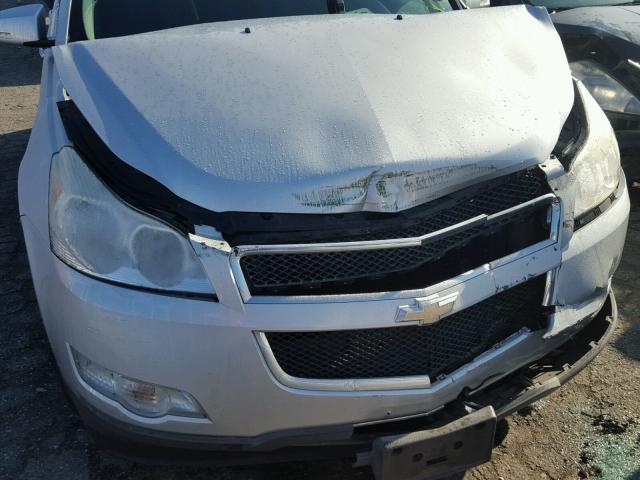 1GNLRFEDXAS144976 - 2010 CHEVROLET TRAVERSE L SILVER photo 7