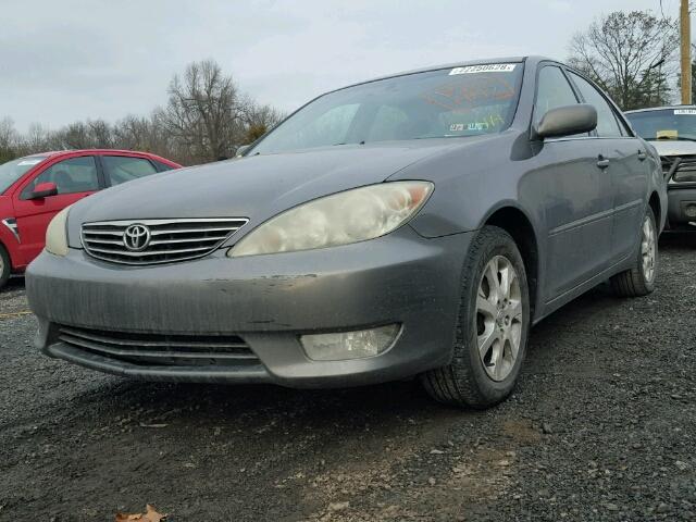 4T1BE30KX5U536852 - 2005 TOYOTA CAMRY LE GRAY photo 2