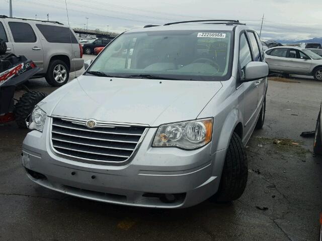 2A4RR5D10AR432666 - 2010 CHRYSLER TOWN & COU SILVER photo 2