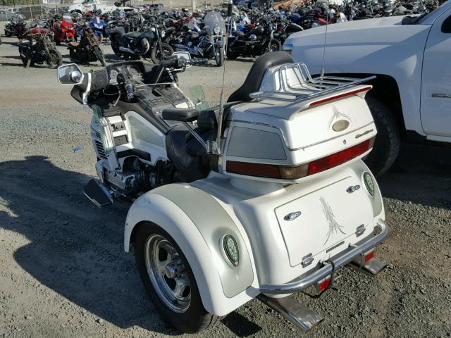 1HFSC2240YA200108 - 2000 HONDA GL1500 SE1 WHITE photo 3