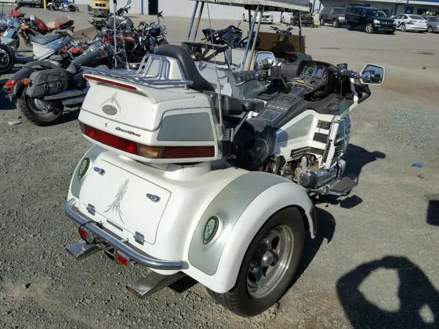 1HFSC2240YA200108 - 2000 HONDA GL1500 SE1 WHITE photo 4