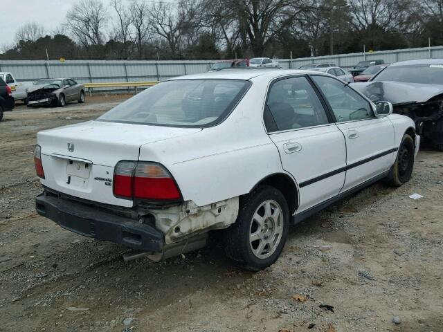 1HGCD5632VA016901 - 1997 HONDA ACCORD LX WHITE photo 4