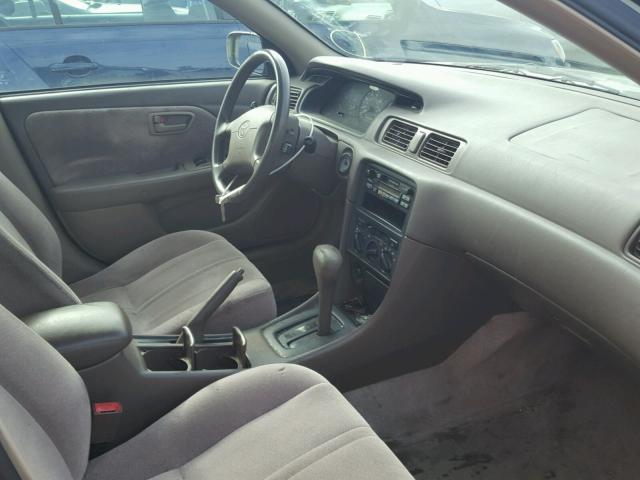 JT2BG22K7W0128266 - 1998 TOYOTA CAMRY CE TAN photo 5