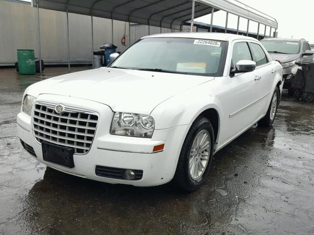 2C3CA5CV4AH324696 - 2010 CHRYSLER 300 TOURIN WHITE photo 2