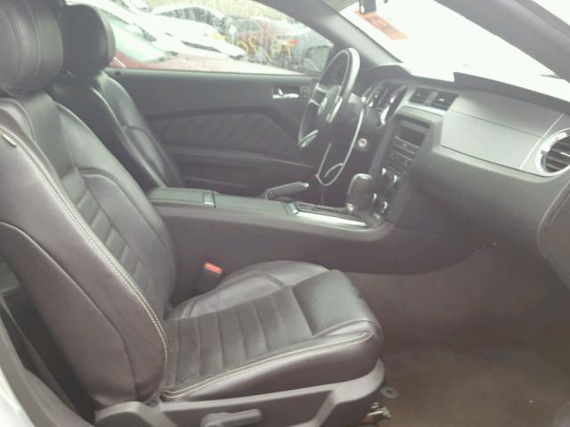 1ZVBP8AM2D5250088 - 2013 FORD MUSTANG SILVER photo 5