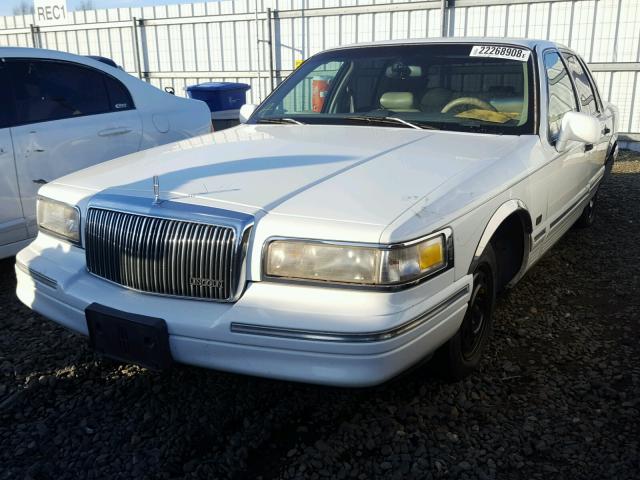 1LNLM82W5TY726634 - 1996 LINCOLN TOWN CAR S WHITE photo 2