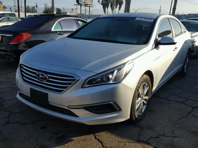 5NPE24AF2HH495150 - 2017 HYUNDAI SONATA SE SILVER photo 2