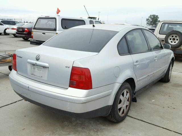 WVWMD23B6YP307495 - 2000 VOLKSWAGEN PASSAT GLS SILVER photo 4