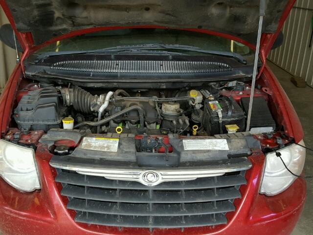 2A4GP44R46R705600 - 2006 CHRYSLER TOWN & COU RED photo 7