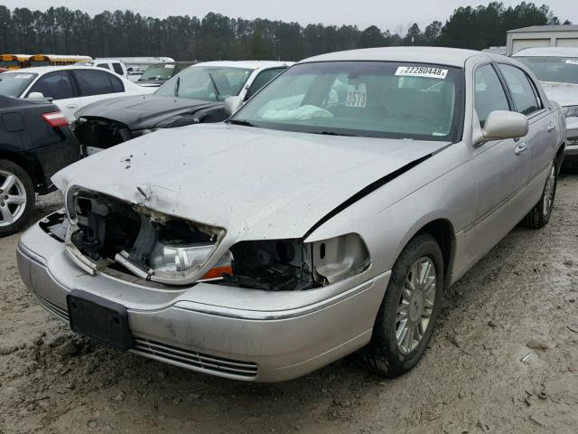 2LNHM82V79X617842 - 2009 LINCOLN TOWN CAR S SILVER photo 2