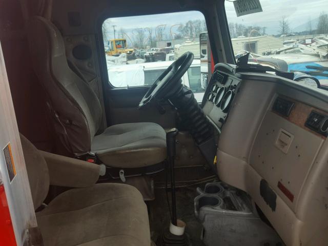 1XKADB8X45J081922 - 2005 KENWORTH CONSTRUCTI RED photo 5