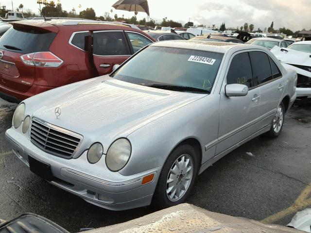 WDBJF65J5YB148084 - 2000 MERCEDES-BENZ E 320 SILVER photo 2