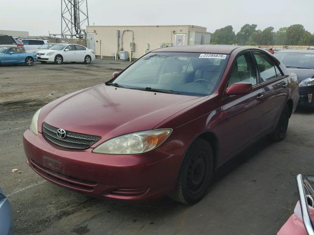 JTDBE32K720114221 - 2002 TOYOTA CAMRY LE RED photo 2