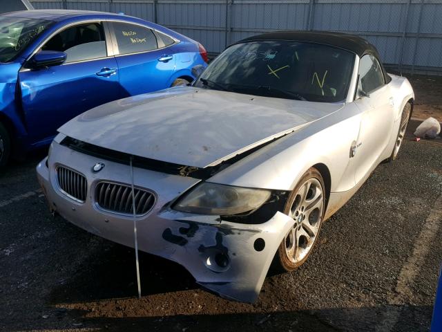 4USBT53565LT28690 - 2005 BMW Z4 3.0 SILVER photo 2