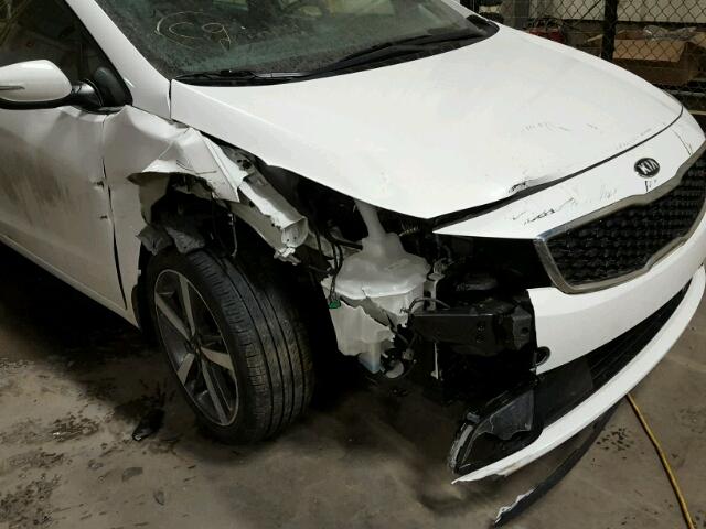 3KPFN4A87HE088541 - 2017 KIA FORTE EX WHITE photo 9